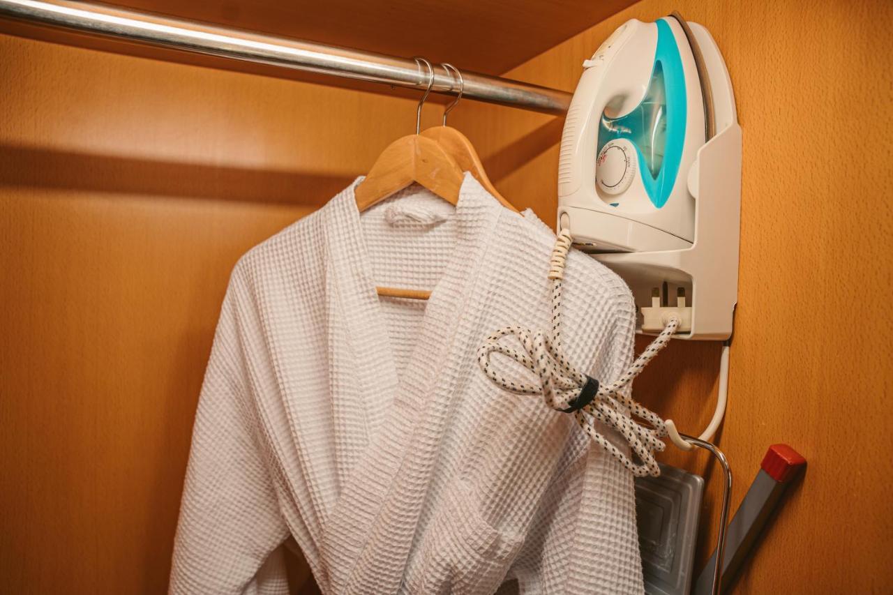 더 가든스 - 세인트 자일스 시그니처 호텔&레지던스 쿠알라룸푸르 외부 사진 A bathrobe