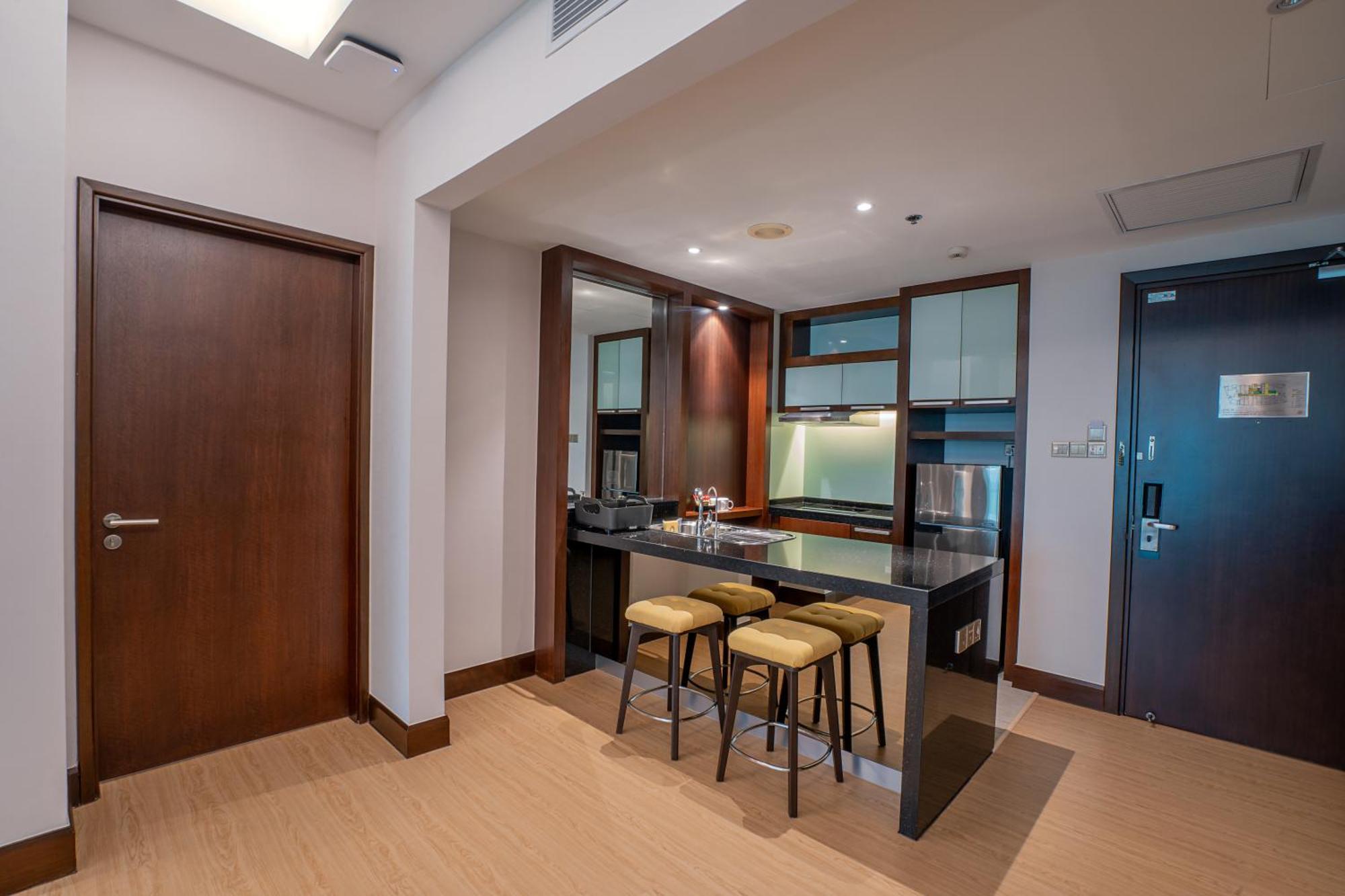 더 가든스 - 세인트 자일스 시그니처 호텔&레지던스 쿠알라룸푸르 외부 사진 A kitchen in a serviced apartment in Kuala Lumpur, Malaysia