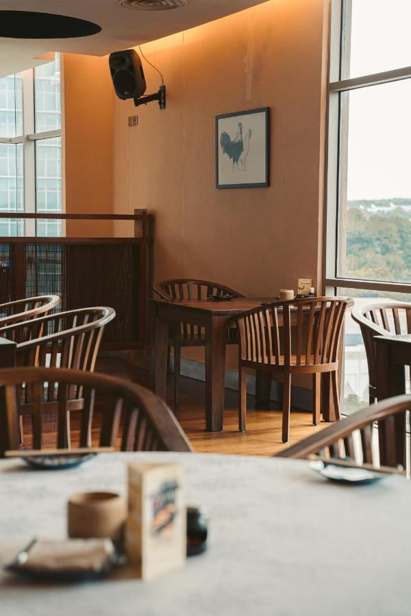 더 가든스 - 세인트 자일스 시그니처 호텔&레지던스 쿠알라룸푸르 외부 사진 The interior of a typical Starbucks